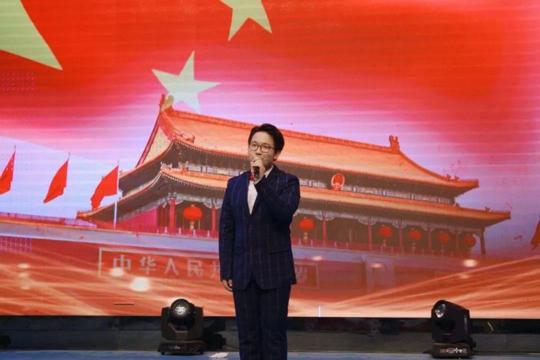 荒诞，批判，重口味，它讽刺了当下法国社会