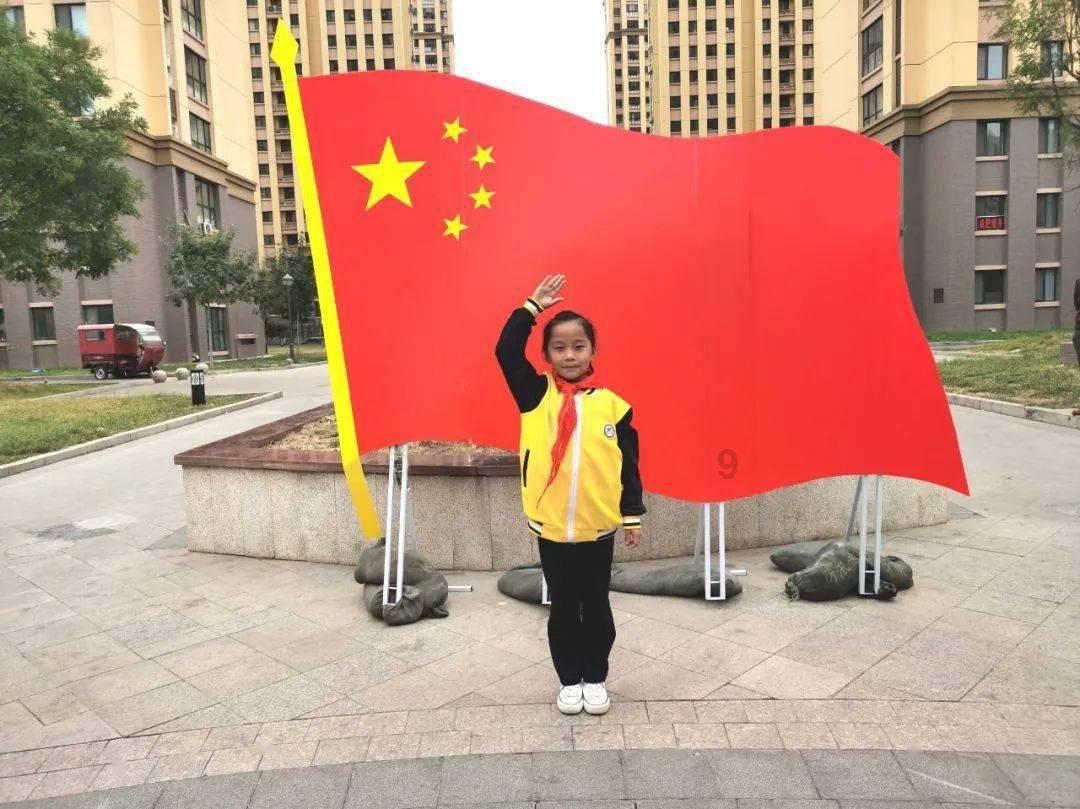 雪天女子骑车摔倒,索性躺地上自拍,在哪里跌倒就在哪里拍照